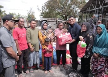 Afdhal Serahkan Bantuan Masa Panik untuk Korban Kebakaran Alue Naga